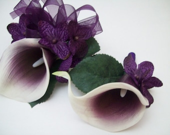 Conjunto de ramillete y boutonniere de muñeca con lirio de cala Picasso de tacto real en morado y blanco - Ciruela-Berenjena - Ramillete de boda - Ramillete de graduación
