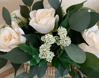 Juego de 3 centros de mesa florales con rosas color marfil y eucalipto. Decoración floral artificial para bodas y fiestas de aniversario.