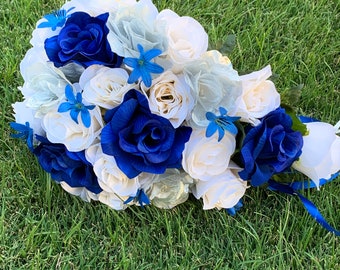 Ramo de novia azul real, ramo en cascada, flores de boda azul marfil y plata. Compre solo lo que necesita.