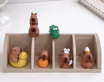 Mini hars capibara beeldje met houten plank | Leuke bureaudecoratie | Verzameldiercadeau | Leuk dierlijk ornament | Displayset voor planken