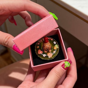 Abrazo de bolsillo de Capybara / Mini figura de resina / Decoración de escritorio