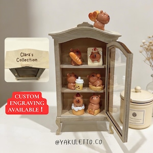 Capibara miniatuur plankdisplay | Leuk harscapibarabeeldje met houten plank | Kawaii-bureaudecoratie | Cadeau voor kinderen | Leuk cadeau-idee