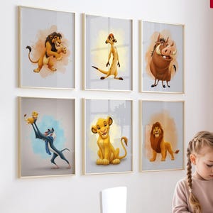 Könnte beinhalten: Sechs gerahmte Kunstdrucke mit Charakteren aus Der König der Löwen. Die Drucke zeigen Simba, Mufasa, Timon, Pumbaa und Rafiki. Jeder Druck hat einen goldenen Rahmen und wird an einer weißen Wand ausgestellt. Das Kunstwerk hat einen Cartoon-Stil.