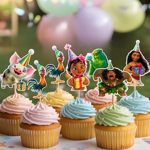 Puede incluir: Cupcakes con glaseado colorido y adornos de personajes, como un cerdo y un gallo, est&aacute;n dispuestos sobre una mesa. Globos en colores pastel se encuentran en el fondo, con confeti esparcido.