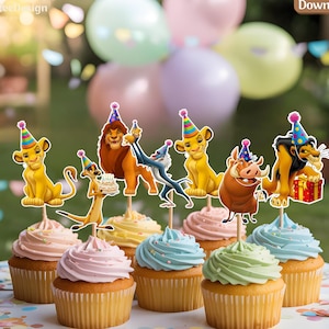 Könnte beinhalten: Cupcakes mit farbenfrohem Zuckerguss und Toppern mit Charakteren aus Der König der Löwen. Die Cupcakes sind auf einer weißen Oberfläche mit Konfetti angeordnet, und im Hintergrund sind Luftballons. Der Text "Instant Download" ist enthalten.