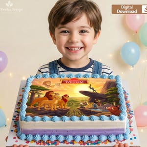Puede incluir: Un pastel rectangular con una imagen comestible de los personajes de El Rey León en un paisaje de sabana. El pastel tiene bordes de glaseado azul claro y una pancarta central con el texto HAPPY 4TH BIRTHDAY KING WILLIAM.