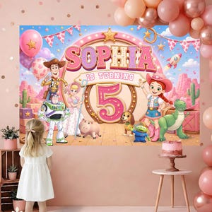 Op de afbeelding: Een rechthoekige feestachtergrond met Toy Story-personages waaronder Woody, Buzz Lightyear, Bo Peep, Hamm, Rex en Jessie. De tekst luidt Sophia is turning 5 in roze en gouden letters tegen een achtergrond in western-kermisstijl.