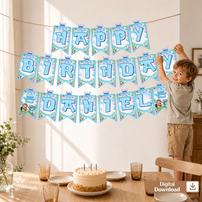 Może przedstawiać: Dekoracyjny baner imprezowy z napisem HAPPY BIRTHDAY DANIEL niebieskimi literami na pojedynczych proporczykach. Każdy proporczyk ma jasnoniebieskie tło z tropikalnymi akcentami kwiatowymi oraz małą ilustrację postaci Stitcha na g&oacute;rze.