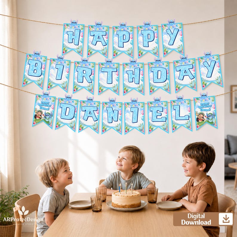 Może przedstawiać: Dekoracyjna girlanda urodzinowa z postacią Stitcha, składająca się z pojedynczych proporczyk&oacute;w z niebieskimi literami tworzącymi napis Happy Birthday Daniel. Girlanda jest zawieszona na sznurku i ozdobiona motywami kwiatowymi.