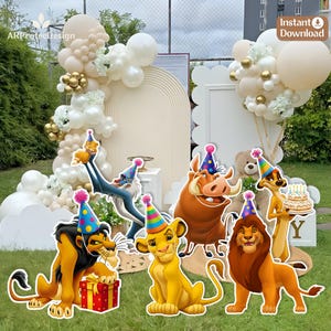 Può includere: Una colorata scena di festa di compleanno all'aperto con sagome dei personaggi del Re Leone, tra cui Simba, Scar, Timon e Pumbaa. La scena è decorata con palloncini e una torta, con il testo "Instant Download".