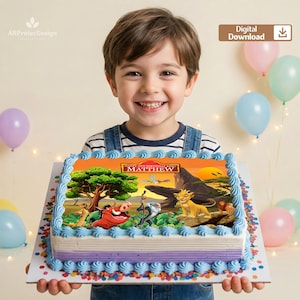 Könnte beinhalten: Ein rechteckiger Geburtstagskuchen mit einem farbenfrohen Bild von Charakteren aus Der König der Löwen. Der Kuchen hat blaue Glasur an den Rändern und eine lila-weiße Basis. Ein lächelndes Kind hält den Kuchen, mit Luftballons im Hintergrund.
