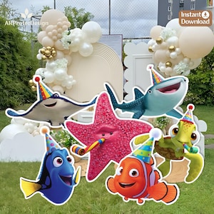 Puede incluir: Una colección de criaturas marinas de dibujos animados, incluyendo una manta raya, una estrella de mar, un tiburón, una tortuga y un pez payaso, cada uno con un gorro de fiesta y un silbato. El fondo presenta globos y un arco decorativo, sugiriendo un tema de cumpleaños.