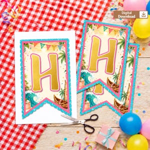 Puede incluir: Tres banderas rectangulares para banderines de fiesta con una letra H dorada grande y un contorno rosa. El fondo muestra una escena de playa tropical con palmeras, olas del mar y un velero, enmarcado por un borde festoneado azul brillante.