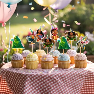 Puede incluir: Cupcakes con glaseado colorido y adornos de personajes, incluyendo a Moana y Maui. Los cupcakes est&aacute;n sobre un mantel a cuadros rojos y blancos, con globos y confeti en el fondo, creando una escena festiva de fiesta.