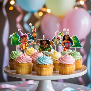 Puede incluir: Cupcakes con glaseado colorido, incluyendo rosa, azul y verde, decorados con adornos de personajes. Los cupcakes est&aacute;n dispuestos en un soporte blanco para pasteles, con globos y serpentinas en el fondo, creando un ambiente festivo.