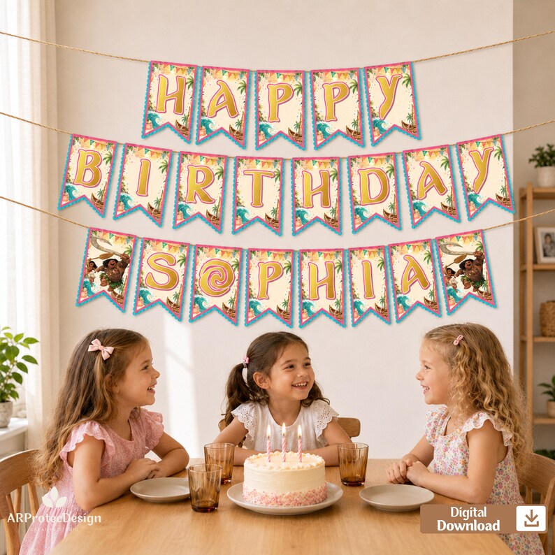 Puede incluir: Una guirnalda decorativa de fiesta con banderines individuales que forman la frase HAPPY BIRTHDAY SOPHIA. Cada bander&iacute;n tiene un fondo crema con palmeras tropicales, olas del mar, una ilustraci&oacute;n, letras doradas y bordes rosas.