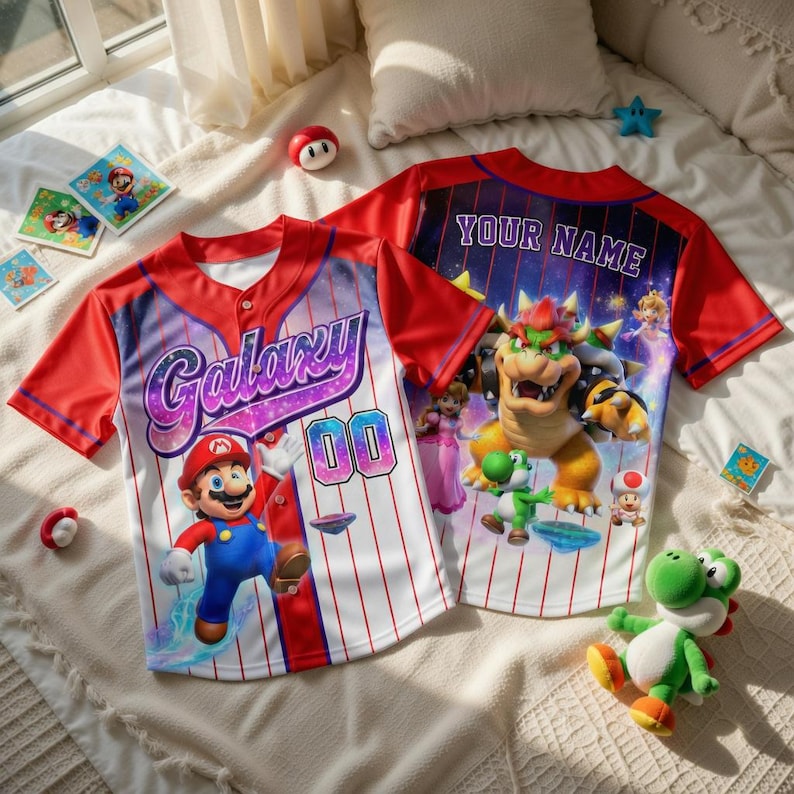 Puede incluir: Una taza de cer&aacute;mica blanca con un asa negra y el texto "But First, Coffee" en negrita negra. La taza est&aacute; sobre una superficie de madera. La taza mide aproximadamente 10 cm de alto.