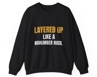 Sweatshirt oder Hoodie „Ich trage Lagenlook wie beim Rucksackwandern im November“, Herbstgeschenk für Militärveteranen, kuscheliger Unisex-Rundhalsausschnitt, lustiger Herbstpullover
