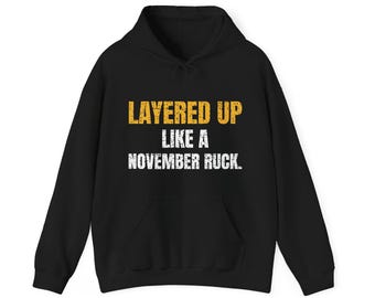 Sweatshirt oder Hoodie „Ich trage Lagenlook wie beim Rucksackwandern im November“, Herbstgeschenk für Militärveteranen, kuscheliger Unisex-Rundhalsausschnitt, lustiger Herbstpullover