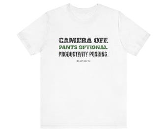 Kamera avstängd. Byxor valfritt. Produktivitet väntar. T-shirt | Rolig gåva för arbete hemifrån (vit och ljung)