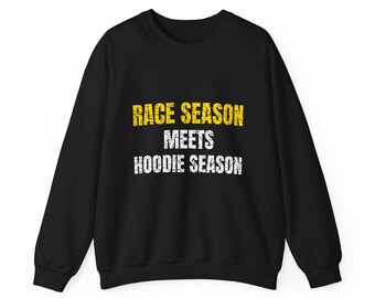 Rennsaison trifft auf Hoodie-Saison: Sweatshirt oder Hoodie, Herbstgeschenk für Fitnessstudio und Fitness, kuscheliger Unisex-Rundhalsausschnitt, lustiger Herbstpullover