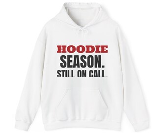 Hoodie-Saison. „Immer noch im Einsatz“-Sweatshirt oder -Hoodie, Herbstgeschenk für Rettungssanitäter, kuscheliger Unisex-Rundhalsausschnitt, lustiger Herbstpullover