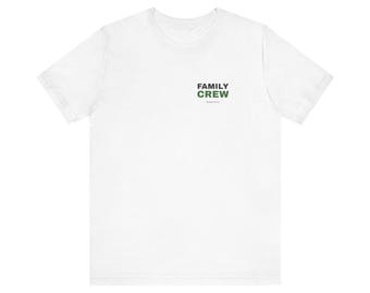 Samma familj. Samma kaos. Ny pyjamas. T-shirt | Matchande familjejulklapp (vit och ljung)