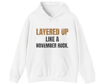 Sweatshirt oder Hoodie „Ich trage Lagenlook wie beim Rucksackwandern im November“, Herbstgeschenk für Militärveteranen, kuscheliger Unisex-Rundhalsausschnitt, lustiger Herbstpullover