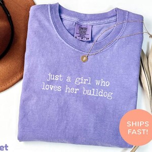 Comfort Colors® Nur ein Mädchen, das sie liebt Bulldoggen-Shirt, Bulldoggen-Mama-Shirt, Bulldoggen-Besitzer Geschenk, Bulldoggen-Mama-T-Shirt, Hunde-Mama-Shirt Bild 6