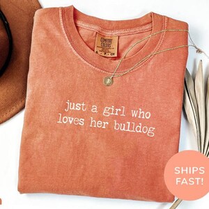 Comfort Colors® Nur ein Mädchen, das sie liebt Bulldoggen-Shirt, Bulldoggen-Mama-Shirt, Bulldoggen-Besitzer Geschenk, Bulldoggen-Mama-T-Shirt, Hunde-Mama-Shirt Bild 7