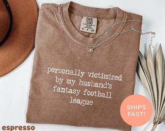 Comfort Colors® Personligen offer för min mans Fantasy Football League-tröja, Rolig Fantasy Football-tröja, Fantasy Football-frugåva