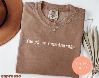 Camiseta Comfort Colors® Impulsada por la furia femenina, camiseta sarcástica, camiseta minimalista divertida, camiseta de los derechos de las mujeres, camiseta de empoderamiento feminista