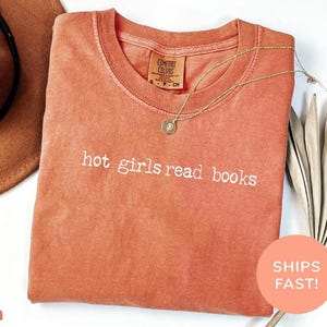 Comfort Colors® Hot Girls Read Books-shirt, T-shirt grappig boekenliefhebber, leeshumor grafisch ontspannen pasvorm casual T-shirt, Library Aesthetic casual T-shirt afbeelding 5