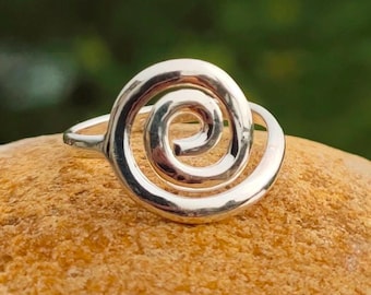 Anillo en espiral de plata de ley 925: Anillo minimalista en espiral hecho a mano, joyería bohemia llamativa hecha a mano.