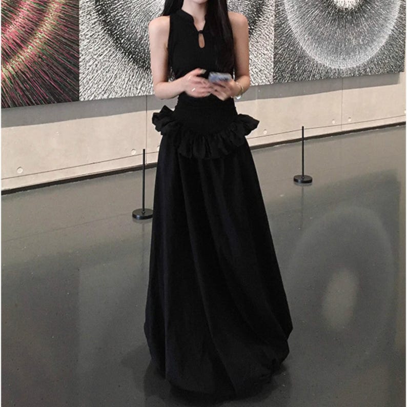 Women's Gothic Bodycon Maxi Dress | Sleeveless Ruffle Patchwork Gown | Elegant Vintage Grunge Y2K Fashion
.
A sleeveless women's bodycon maxi dress featuring ruffled patchwork details and a long flowing skirt, styled with gothic vintage and grunge Y2K fashion elements for an elegant, dark aesthetic.