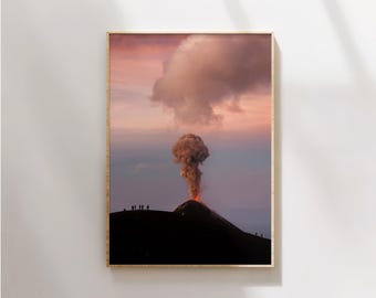 Fine Art Druck – Vulkan Fuego bei Sonnenaufgang - Guatemala Landschaftsfotografie | Acatenango Wandkunst | Dramatische Abenteuer-Reise-Foto