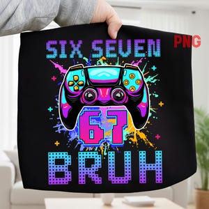 Könnte beinhalten: Schwarze Grafik mit einem Videospiel-Controller und dem Text "SIX SEVEN BRUH" und der Zahl "67". Der Controller ist in Blau-, Lila- und Rosatönen gehalten, mit farbigen Farbspritzern.