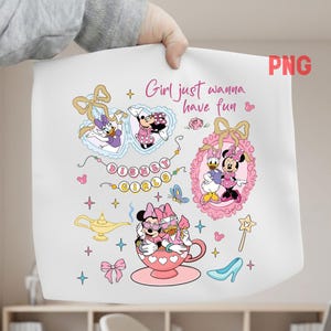Peut inclure: Tissu blanc avec des personnages Disney Girls, dont Minnie Mouse et Daisy Duck, dans diverses poses. Le motif comprend le texte "Girl just wanna have fun" et des éléments décoratifs tels que des nœuds, des étoiles et une tasse à thé.