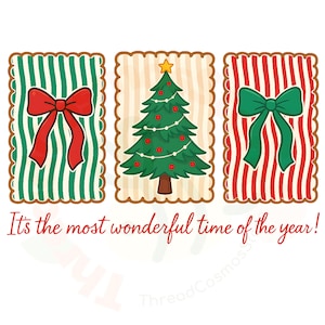 Könnte beinhalten: Ein weihnachtliches Design mit drei rechteckigen Tafeln. Die Tafeln zeigen eine rote Schleife auf grünen Streifen, einen geschmückten Weihnachtsbaum und eine grüne Schleife auf roten Streifen. Der Text "It's the most wonderful time of the year!" steht darunter.