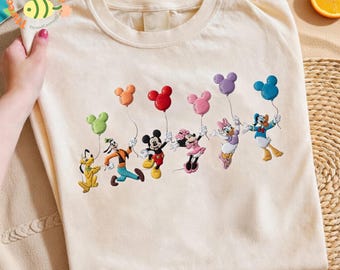 Camiseta bordada de Mickey y sus amigos con lindos globos y personajes de Disney. Camiseta bordada de Minnie, Donald, Daisy y Goofy para un viaje familiar.