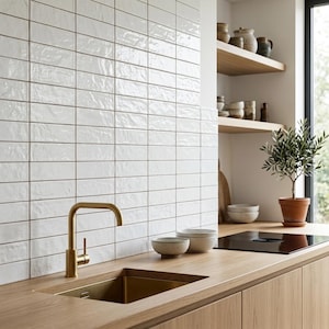 Puede incluir: Un juego de tres tazas de cerámica con un acabado mate moteado. Las tazas son de color crema, gris claro y gris oscuro. Cada taza tiene un diseño simple y minimalista, ideal para café o té.