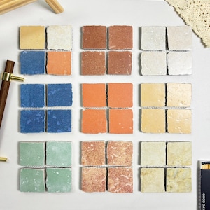 Campione di piastrella a mosaico in terracotta, argilla rossa rustica, decorazione per il bagno ispirata allo stile Zellige.