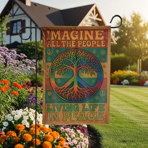 Puede incluir: Bandera de jardín rectangular con el texto "IMAGINE ALL THE PEOPLE LIVING LIFE IN PEACE". La bandera presenta un árbol colorido con un signo de la paz en el centro, rodeado por un círculo y símbolos de la paz.