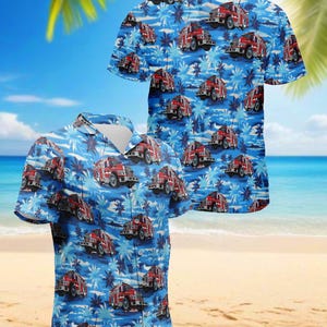 Könnte beinhalten: Zwei kurzärmelige Button-Down-Hemden mit blauem Hintergrund und einem Muster aus roten Feuerwehrautos und weißen Palmen. Die Hemden werden an einem Strand mit blauem Himmel und Palmen im Hintergrund präsentiert.