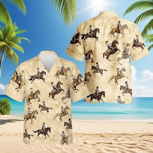 Op de afbeelding: Korte mouwen overhemd met een beige achtergrond en een herhaald patroon van cowboys te paard. Het overhemd wordt getoond met een bijpassende achterkant, tegen een strandachtergrond.
