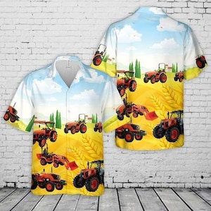 Puede incluir: Una camisa de manga corta con un estampado colorido de tractores naranjas en un campo de trigo. El fondo muestra un cielo azul con nubes y colinas. La camisa es blanca, con cuello y corte holgado.