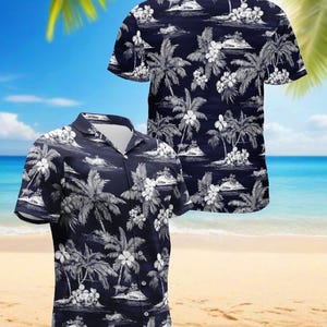 Puede incluir: Camisa azul marino de manga corta con estampado tropical de palmeras blancas, flores y paisajes de islas. La camisa tiene una parte delantera abotonada y un cuello clásico. El diseño se repite en la parte posterior de la camisa.