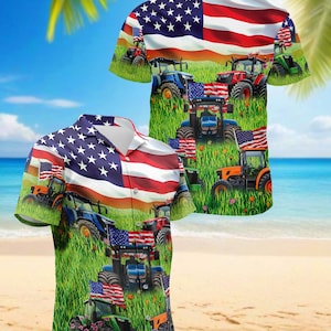 Puede incluir: Dos camisas de manga corta con botones con un diseño patriótico. Las camisas presentan un patrón de bandera estadounidense en el cuello y la espalda, con un campo de tractores y banderas estadounidenses en la parte delantera. El fondo muestra una escena de playa.