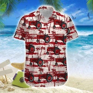 Puede incluir: Camisa de manga corta con un estampado repetido de tractores rojos y palmeras sobre un fondo blanco. La camisa tiene un cuello clásico y está ambientada en una escena de playa tropical.