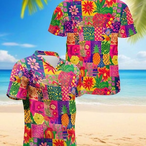 以下が含まれることがあります： ピンク、緑、黄色、紫の色合いの花とパイナップルを特徴とする、鮮やかなパッチワークデザインの半袖シャツ2枚。 シャツは襟付きでボタン留め、トロピカルなテーマに最適です。